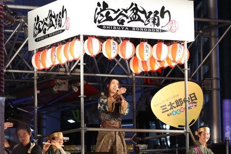 桐谷健太さんが 渋谷盆踊り大会 にサプライズで登場 三太郎音頭 で渋谷が大盛り上がり Kddiのプレスリリース 共同通信prワイヤー