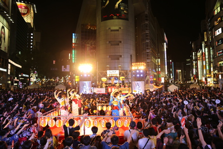 桐谷健太さんが 渋谷盆踊り大会 にサプライズで登場 三太郎音頭 で渋谷が大盛り上がり Kddiのプレスリリース 共同通信prワイヤー
