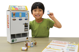 子どもたちの個性を引き出し、社会性を育む「ペーパークラフト自販機キット」3,500個を無償提供