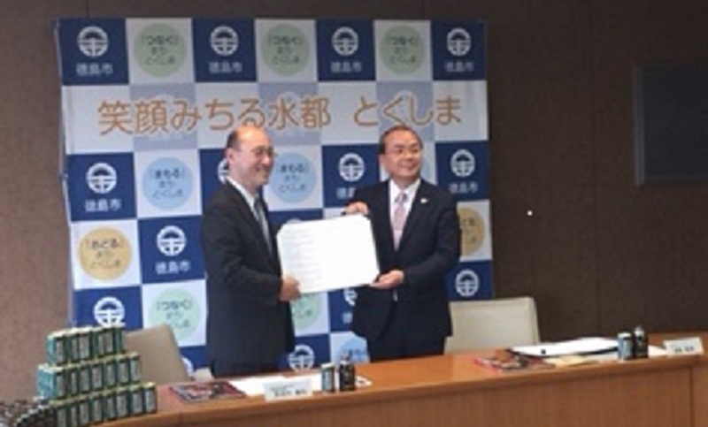 徳島市役所で行われた包括連携協定締結発表式の模様