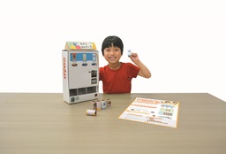 手作り自販機3,500個を子どもたちに無償提供「ダイドードリンコ ペーパークラフト自動販売機キット」