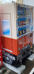 自動販売機で赤胴車がよみがえる！？「阪神電車赤胴車ラッピング自動販売機」を設置