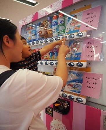 福島県に初設置 道の駅で子育て世代を応援 ベビー用紙おむつ自動販売機を設置 紀伊民報agara