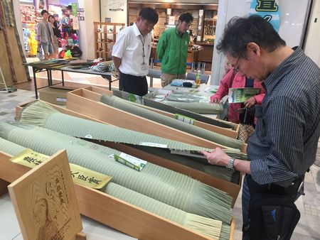 国内生産9割を占める熊本県のい草や畳表の展示