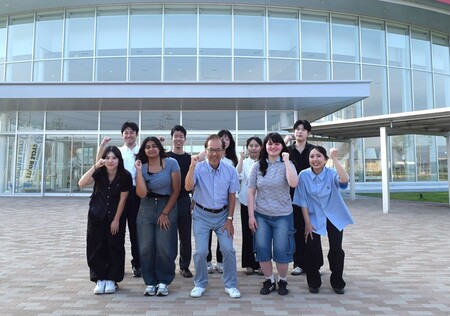 神田外語大生による日英版「震災復興新聞」完成にあわせ