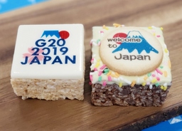 「G20大阪サミット」各国首脳陣に、“柔らかいおこし”マシュー＆クリスピーが提供されました。