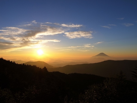 山小屋から望む朝焼けの富士