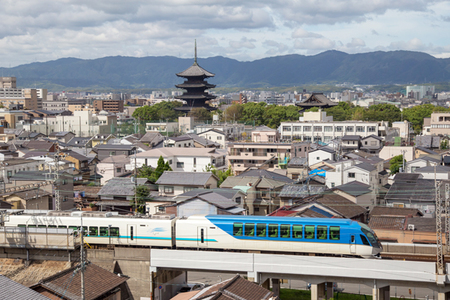 東寺五重塔と電車