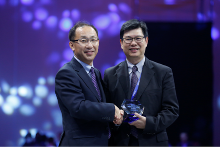 Epson China社長深石明宏氏(左)より賞を受け取る中国・韓国地域販売会社社長のAlan Chui氏(右)