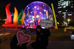 「OSAKA光のルネサンス2018」開催中、学生プロデュース・世界最大規模の“スノードームオブジェ”が好評！