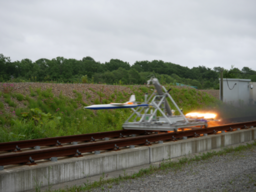 高速走行軌道実験設備を用いた小型無人機の空力特性試験
