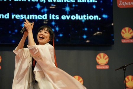 大きな手拍子と共に