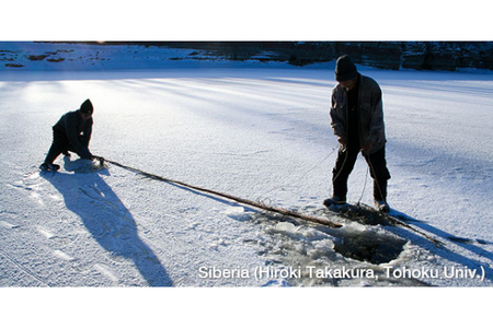 凍った湖の上で氷下網漁の準備をする人々（ロシア・サハ共和国）