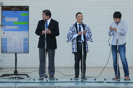 LINEで「渋谷 みらい」とやり取りする（右から）日本マイクロソフト藤原氏、長谷部区長、木下校長