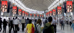 女子カーリングチーム「ロコ・ソラーレ」が、品川駅自由通路のデジタルサイネージに登場！