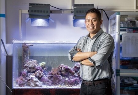 <化学生命工学部・上田正人教授とサンゴ水槽>