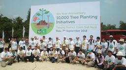 アジア・パルプ・アンド・ペーパー合同植樹イベントで日本-インドネシア国交樹立60周年を祝う