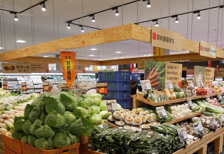 「地場/契約野菜・果物」売場の一例