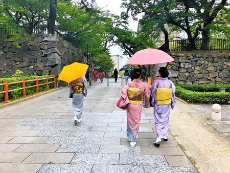和装で小倉の街の散策を楽しむ様子