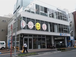 ホテル業界初のＬＥＤシースルービジョン『ホテルサイネージ』を「MAYUDAMA CABIN 横浜関内」に設置！