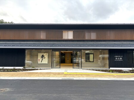 京都産業大学 新学生寮に陶板作品設置