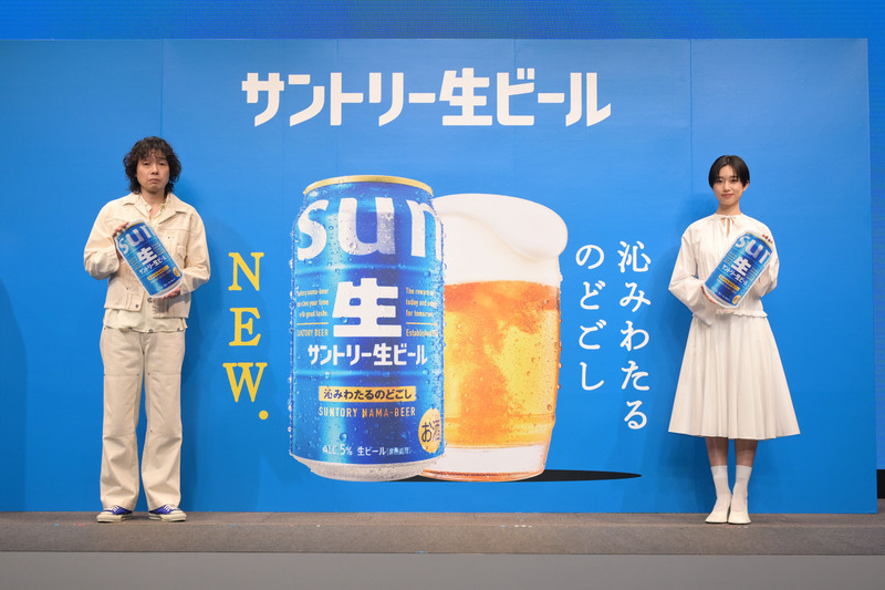 酒類CM初出演の河合優実さん、新CMソングの歌唱を担当した斉藤和義