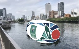 全長約10mのラグビーボールが水都大阪の川面に出現！