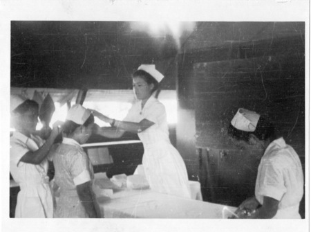 戦後コンセット型兵舎の病院内でノブから戴帽を受ける看護婦たち（1951年頃）