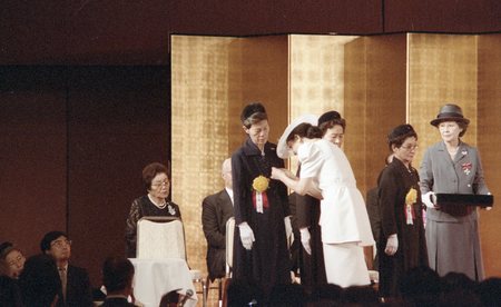 1985年5月　美智子妃殿下（当時）からナイチンゲール記章を受けるノブ　©日本赤十字社