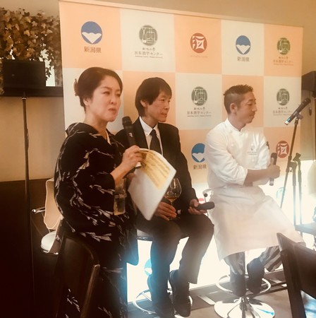 左から葉石かおりさん、平島健新潟県酒造組合副会長、石月正人IVY　PLACE料理長
