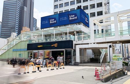 新宿駅南口周辺の好立地!「新宿サザンテラスビジョン」でインプレッション（VAC）に基づいた広告配信を開始