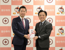 リオン、大阪・関西万博で使用された間伐材ベンチを国分寺市役所、市内の小学校などへ寄贈