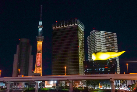 「黄金色」ライティングの東京スカイツリー