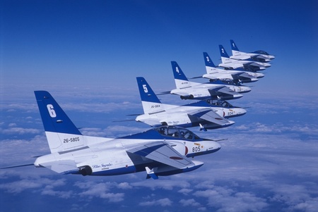 開幕初日の4月13日会場上空でブルーインパルスが展示飛行を実施