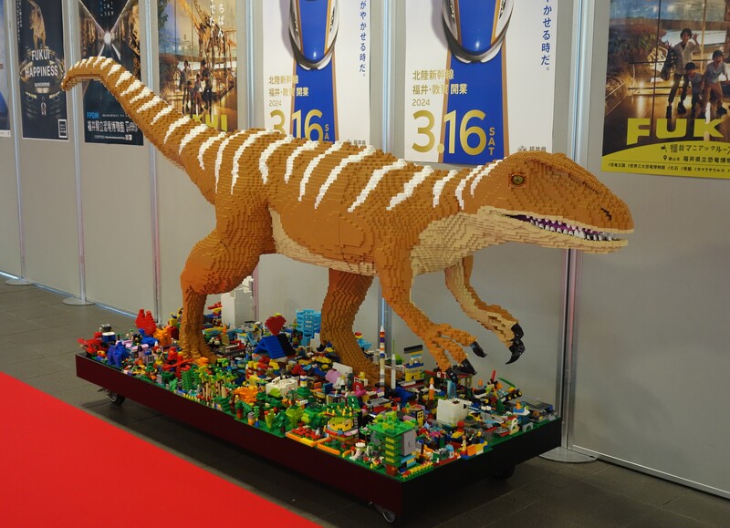 レゴ®ブロックの恐竜が福井駅に出現！3月16日の北陸新幹線開業控え、県民のおもてなしの気持ちが形に。 | 福井県のプレスリリース |  共同通信PRワイヤー