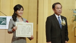 左より、株式会社ハクブン岩崎麻由常務、坂本地方創生大臣