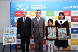 表彰式の様子（写真左から宮島教育長、岡村市長、兼松さん、西澤さん）