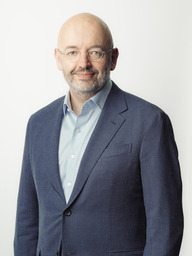 ピーター・バッカ―CEO