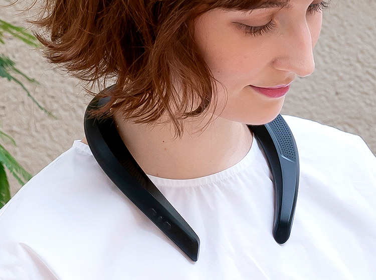 テレビの音を着る」スピーカー。超軽量ワイヤレススピーカー