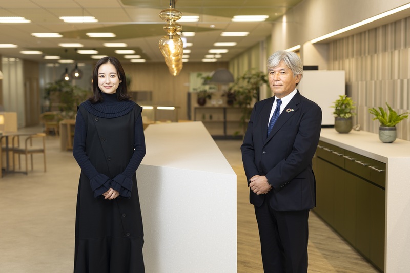 テレビCM出演中の俳優・堀田 真由さんと日立ビルシステム取締役社長