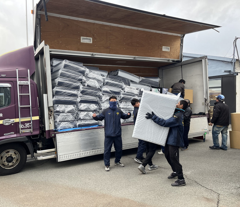 山梨県のウレタンメーカー「東日本イノアック」が石川県輪島市の日本航空高校にマットレスとまくらを寄贈