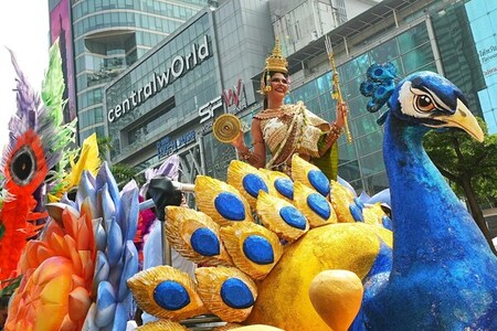 タイのSongkran World Water Festivalが全国のCentral WorldとCentral Pattanaのランドマークであるショッピングセンターできらびやかに開催され、100万人を超える来場者を歓迎