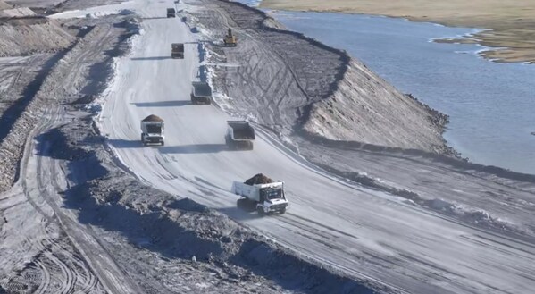 世界初！100台の自動運転全電動鉱山用トラック、華能伊敏鉱山で正式