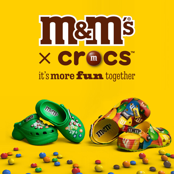 M&M'S（R）とCrocs、限定コレクションを発表：ファッションと遊び心の