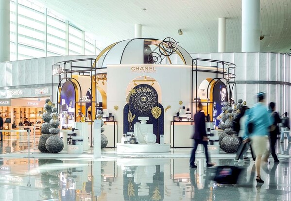 CHANEL N°5 と過ごす星空の休日：新世界免税店、仁川空港に魔法のメガ