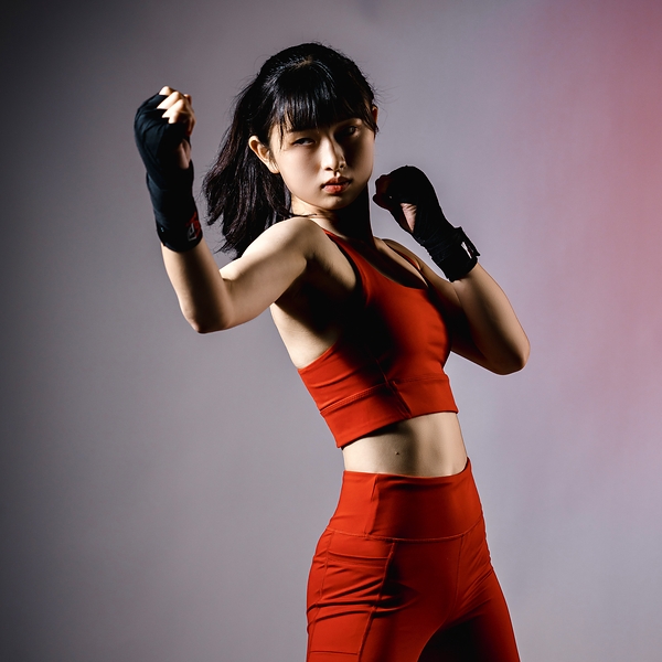 日本のキックボクシングチャンピオン、辻井和花が『The Shinsei Saga
