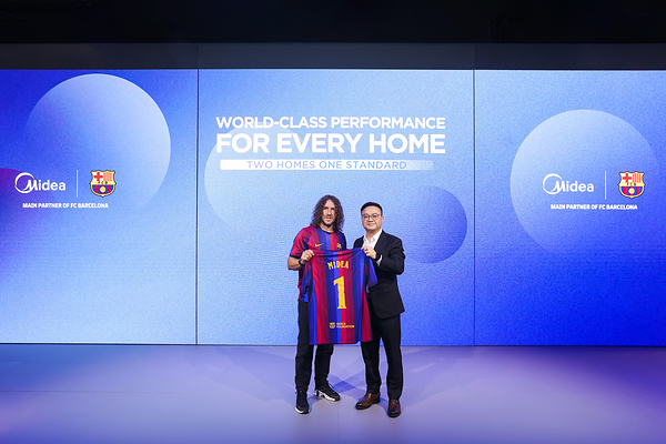 FC Barcelonaのレジェンド、Carles PuyolがIFA 2026のMideaブースに