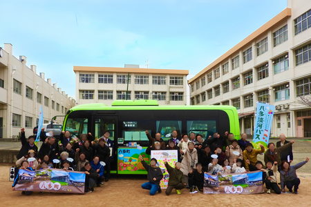 八多淡河エリアに義務教育学校八多学園の児童らが監修した「お絵描きラッピングバス」が運行。