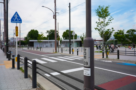 【日本初】地面が光る信号！未来型「埋込型信号」が大阪・守口市に登場