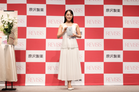 原沢製薬「リバイシス」 新CM発表会を開催　CMに出演の女優・菅井友香さんが登壇！
